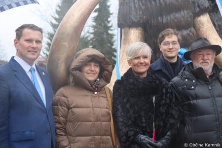Dobrodošel mamut v Kamniku je dobil svoje mesto bronasti mamut v naravni velikosti, ki stoji v Mamutovem parku (64)